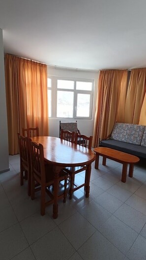 Departamento, 2 habitaciones (Apartment, 2 Bedrooms 4 pax) | Área de sala de estar | Televisión