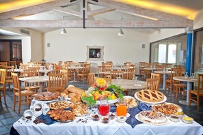 Petit déjeuner, déjeuner et dîner servis sur place, vue sur la mer