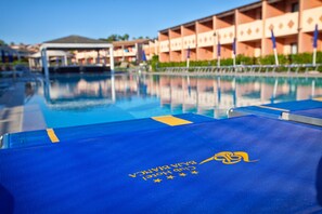 Outdoor pool, pool umbrellas, pool loungers - Baja Bianca Club (San Teodoro)