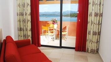 ميني بار وخزنة داخل الغرفة ومكتب وأسرّة أطفال/رضّع