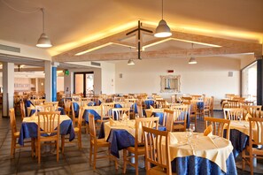 Ofereix vistes al mar i s'hi serveixen esmorzars i plats de cuina local
