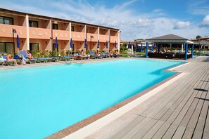 Outdoor pool, pool umbrellas, pool loungers - Baja Bianca Club (San Teodoro)