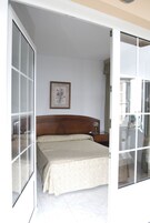 Escritorio, cortinas blackout y tabla de planchar con plancha 