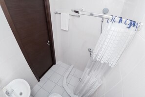 Enkeltrom – standard | Bad | Dusj, toalettartikler (inkludert), hårføner og tøfler