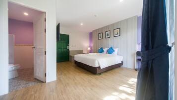 Un dormitorio con cama, baño y vista al exterior.