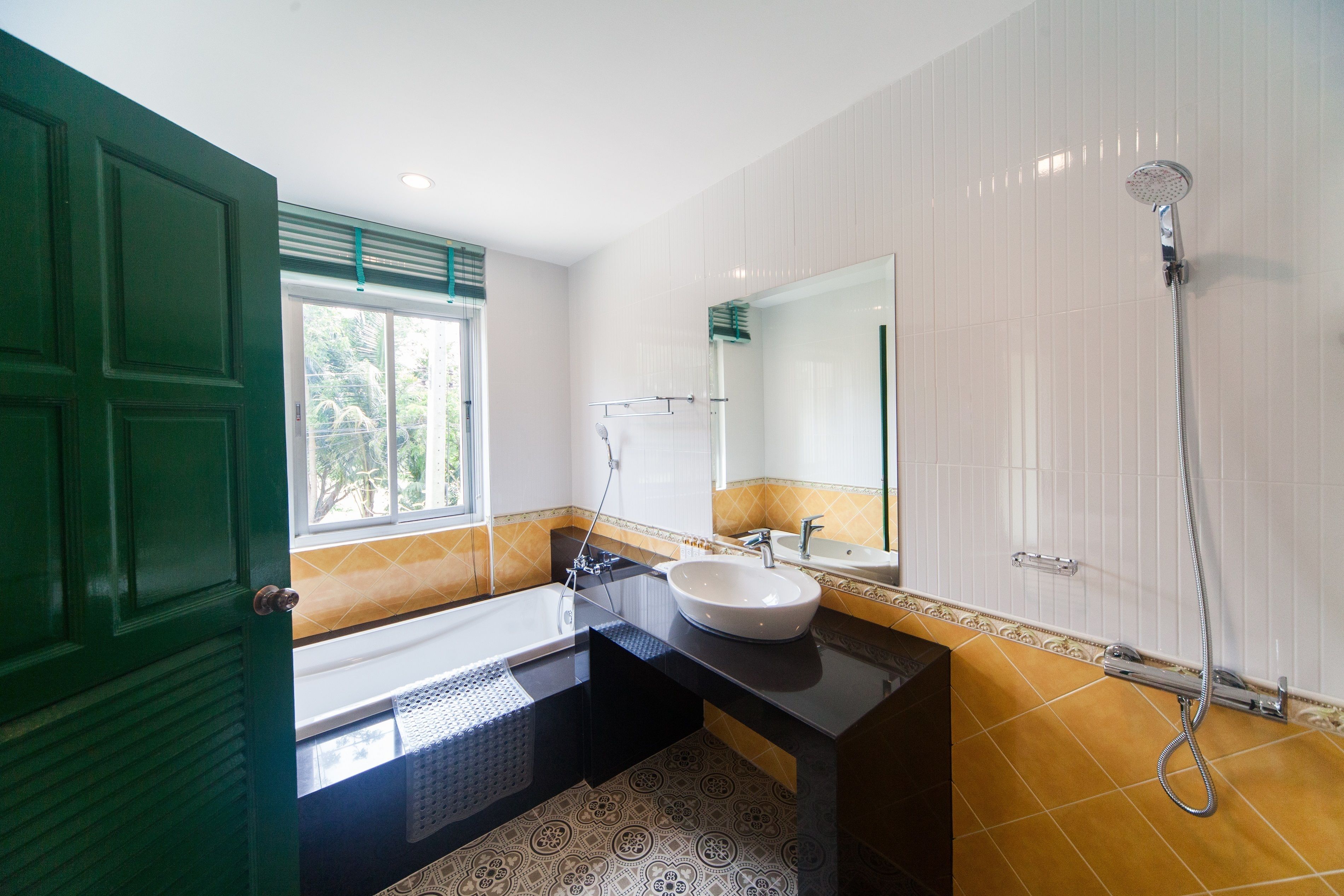 family suite | bathroom | free toiletries, towels