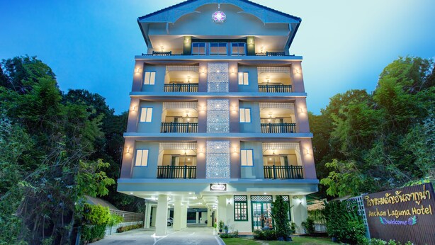 Un hotel de varios pisos con un estilo arquitectónico tradicional, que presenta balcones y un elemento decorativo central.