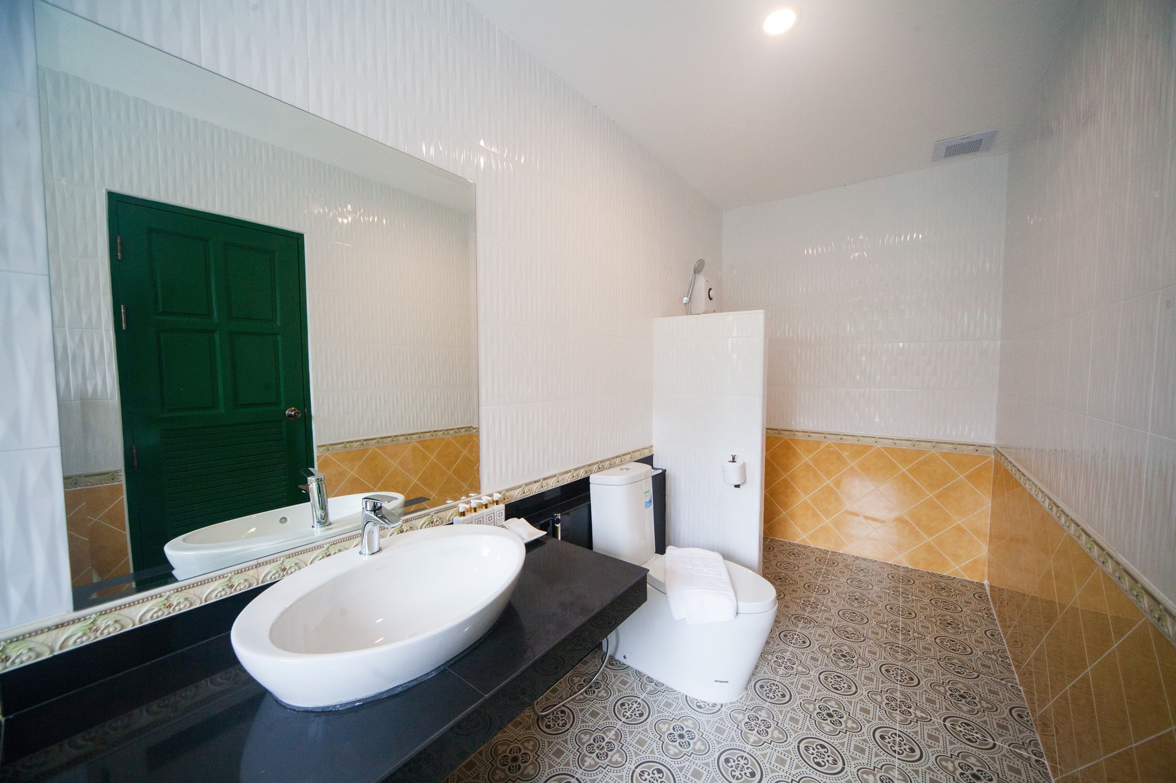 suite | bathroom | free toiletries, towels