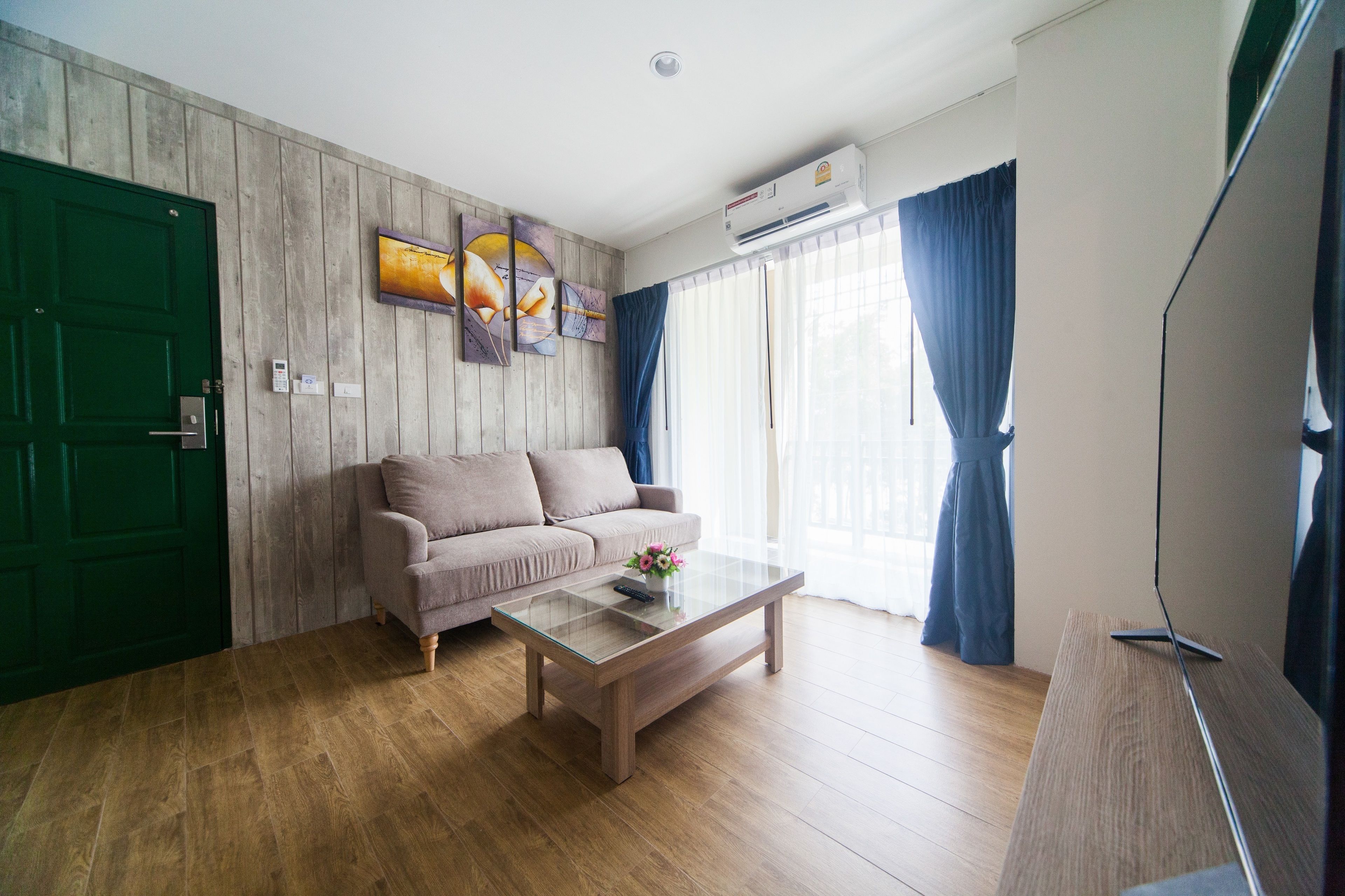 Family Suite | Living area | Flat-screen TV