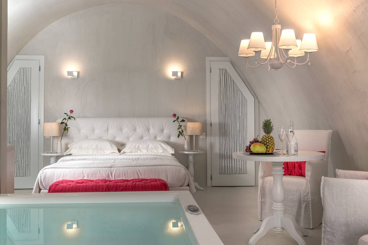 Suite – honeymoon, massasjebadekar (Indoor Heated) | Bad | Toalettartikler (inkludert), hårføner, badekåper og tøfler