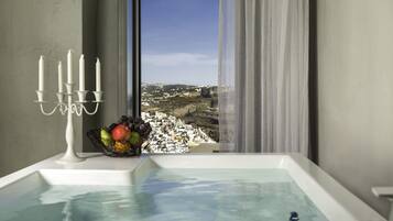 Suite Lune de Miel, baignoire à jets (Indoor Heated) | Literie de qualité supérieure, minibar, coffres-forts dans les chambres