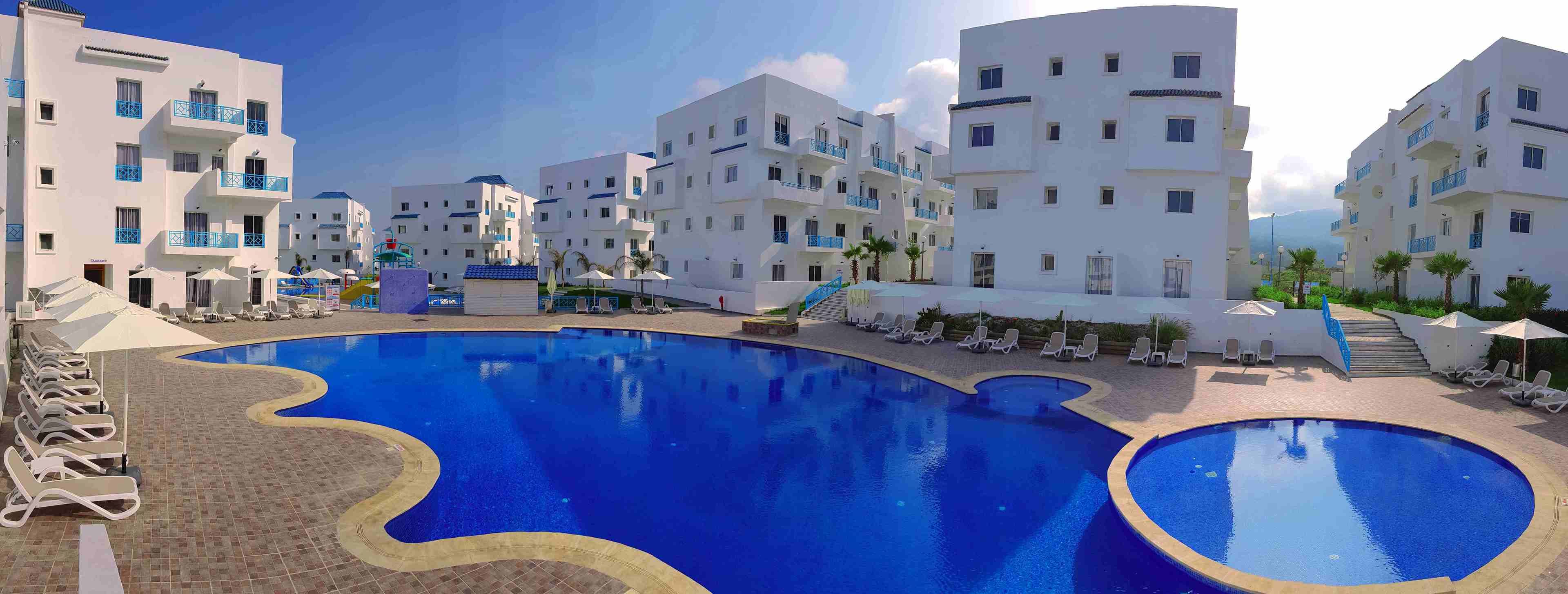 2 piscinas techadas, una piscina al aire libre, sombrillas