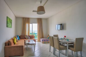 Apartamento, cocina básica | Zona de estar | Televisión de pantalla plana de 21 pulgadas con canales por satélite