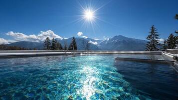 Innenpool, Außenpool, Liegestühle