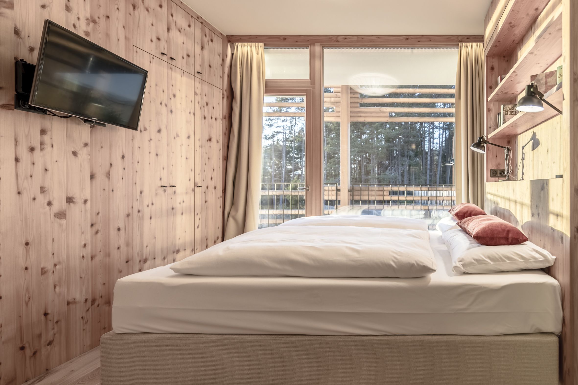 suite (nice) | minibar, in-room safe, desk, free wifi