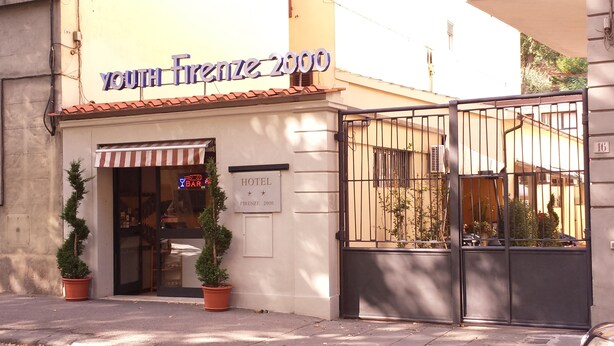 A hotel named "Youth Firenze 2000" with a sign indicating a bar inside.