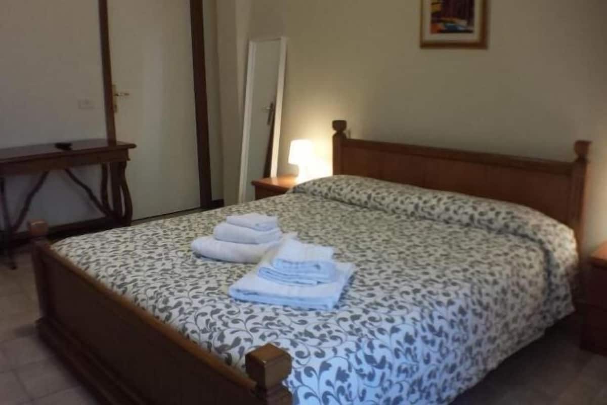 Desk, iron/ironing board, free rollaway beds, free WiFi