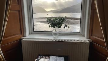 Premier Double Room, 1 King Bed, Lake View | Free WiFi, bed sheets