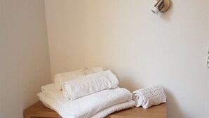 Una mesa de madera con toallas blancas dobladas cuidadosamente.