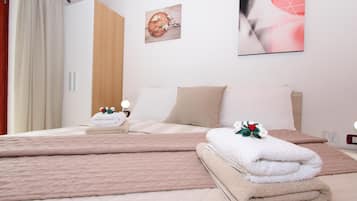 Habitación doble, 1 cama matrimonial, para no fumadores, balcón | 1 habitación, tabla de planchar con plancha, wifi gratis y ropa de cama