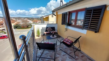 Apartamento, 1 cama de casal e sofá-cama, para não fumantes, sacada | Terraço/pátio