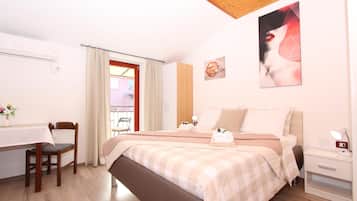 Kahden hengen huone, 1 parisänky, tupakointi kielletty, parveke | Silitysrauta/-lauta, ilmainen Wi-Fi, vuodevaatteet