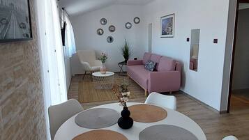 Apartment, 1 Double Bed with Sofa bed, Non Smoking, Balcony | Living area