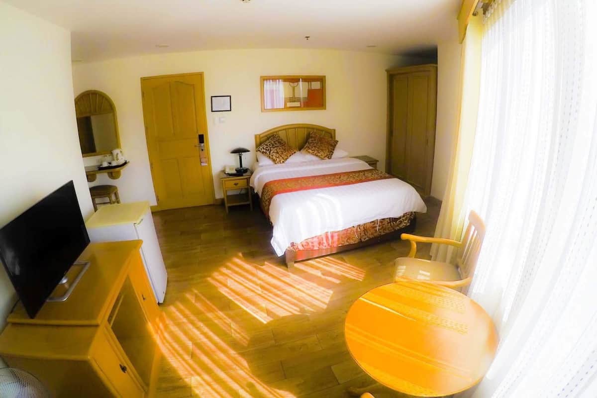 Desk, iron/ironing board, free WiFi