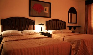 Habitación Deluxe doble | Escritorio, tabla de planchar con plancha, wifi gratis