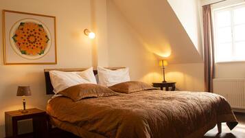 1 habitación, escritorio, tabla de planchar con plancha y cunas