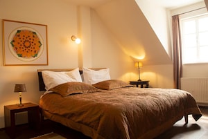 1 dormitorio, escritorio, tabla de planchar con plancha