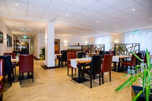 Habitación doble estándar | Restaurante | Se sirven cenas y cocina local 