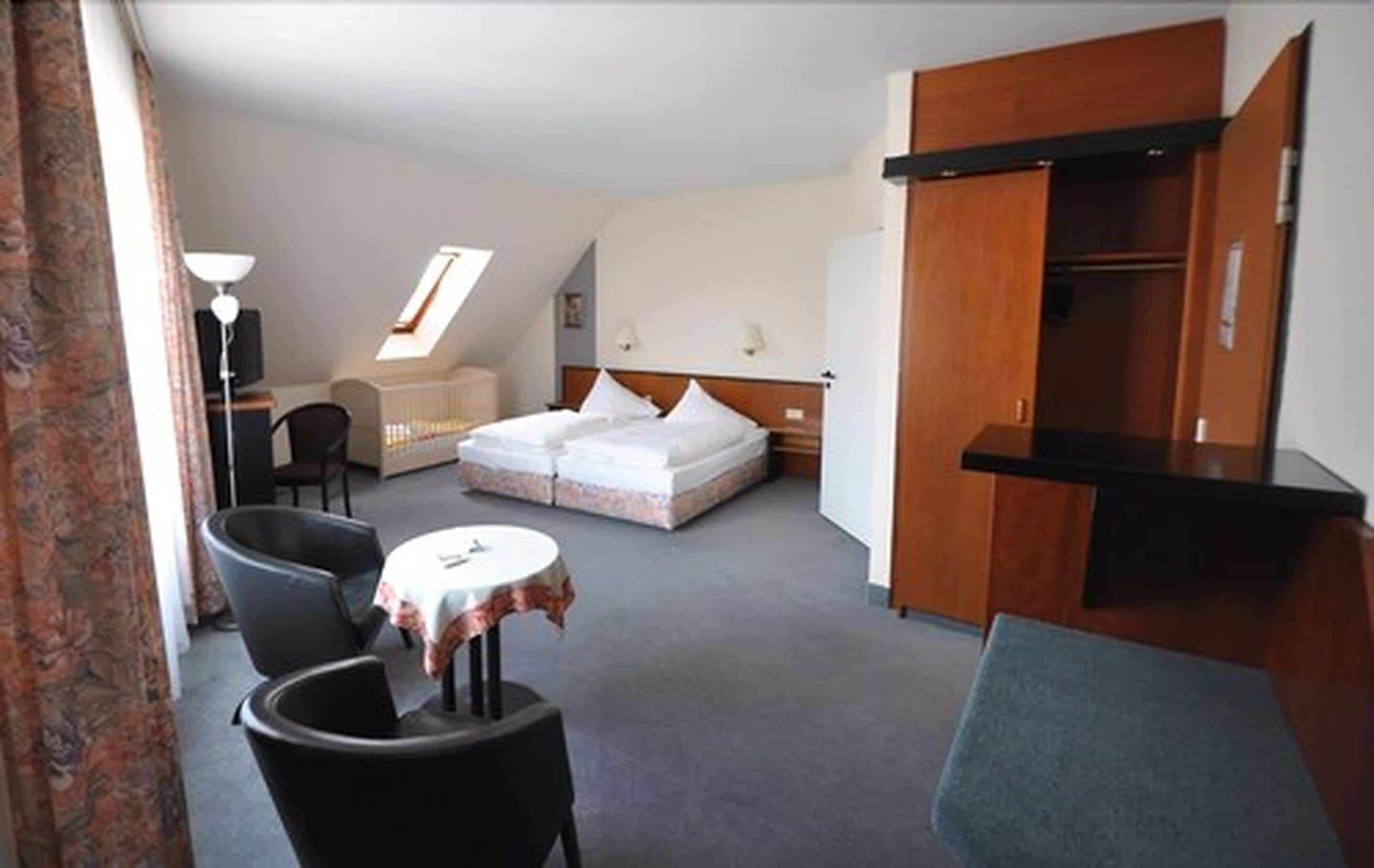 family room (standard) | 1 bedroom, hypo-allergenic bedding, down duvets, in-room safe