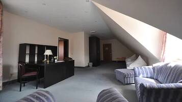 Familienzimmer (Standard) | Allergikerbettwaren, Daunenbettdecken, Zimmersafe, individuell dekoriert