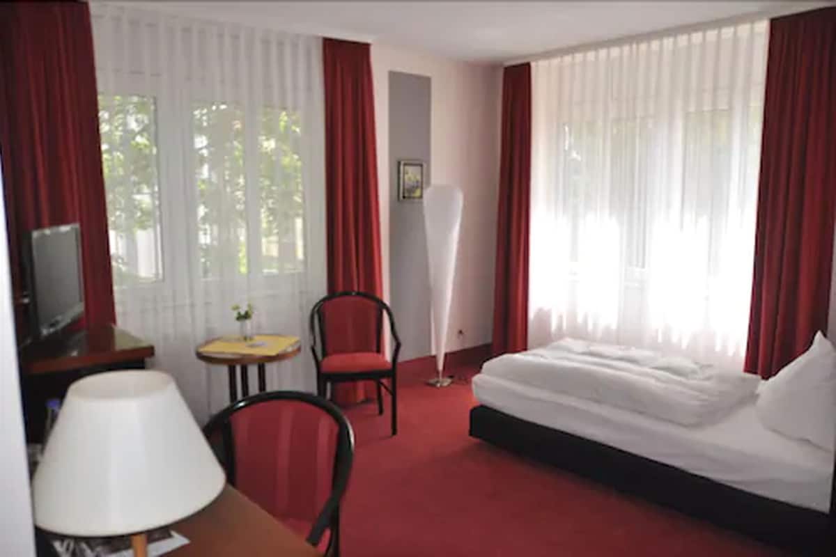 Comfort Single Room | Hypo-allergenic bedding, down duvets, in-room safe, desk