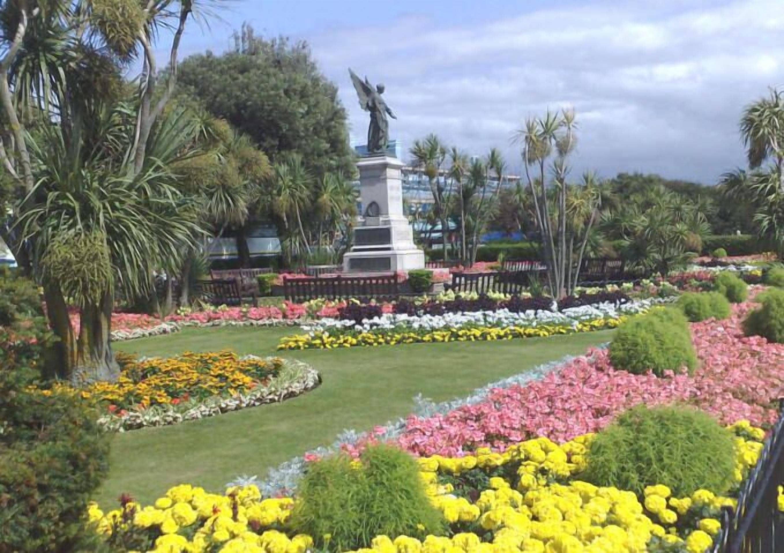 Beach nearby, 5 beach bars