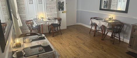 Free daily English breakfast