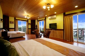 Desk, blackout drapes, rollaway beds, free WiFi - Pulicity B&B (Puli)