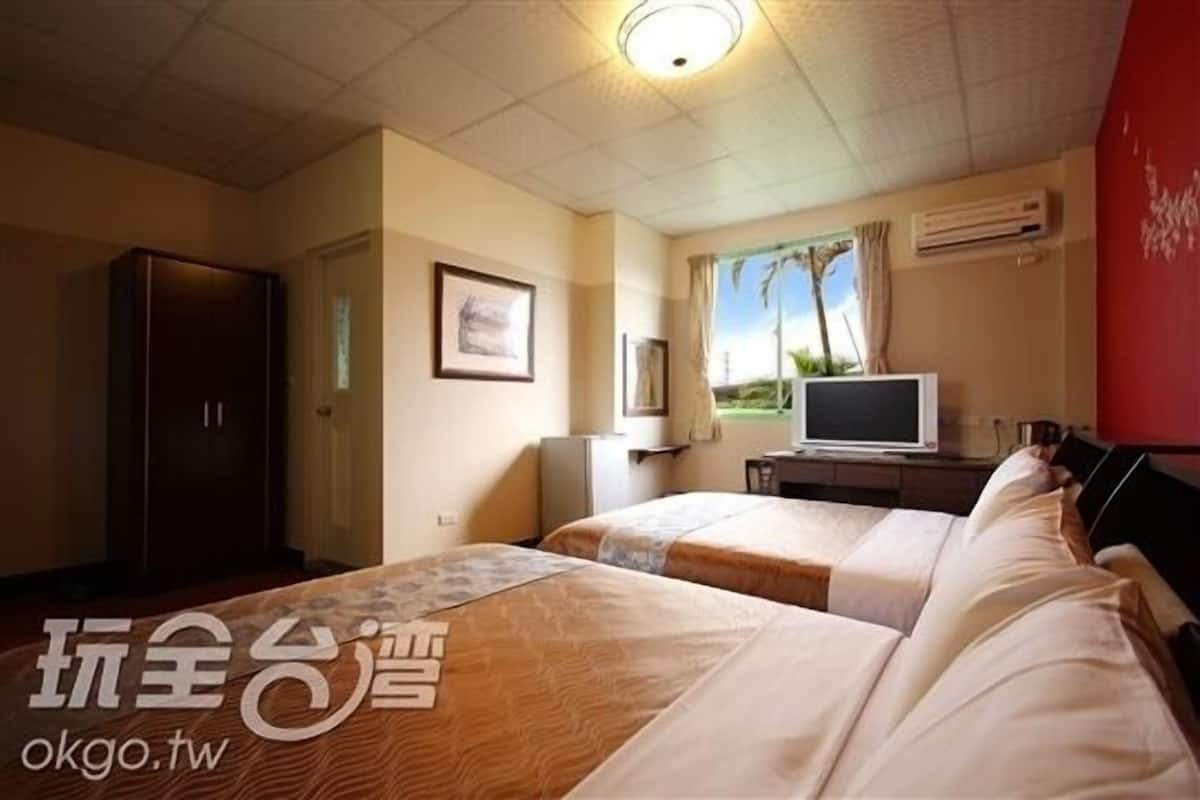经典四人房 | 办公桌、遮光窗帘、折叠床/加床（额外收费）、免费 WiFi