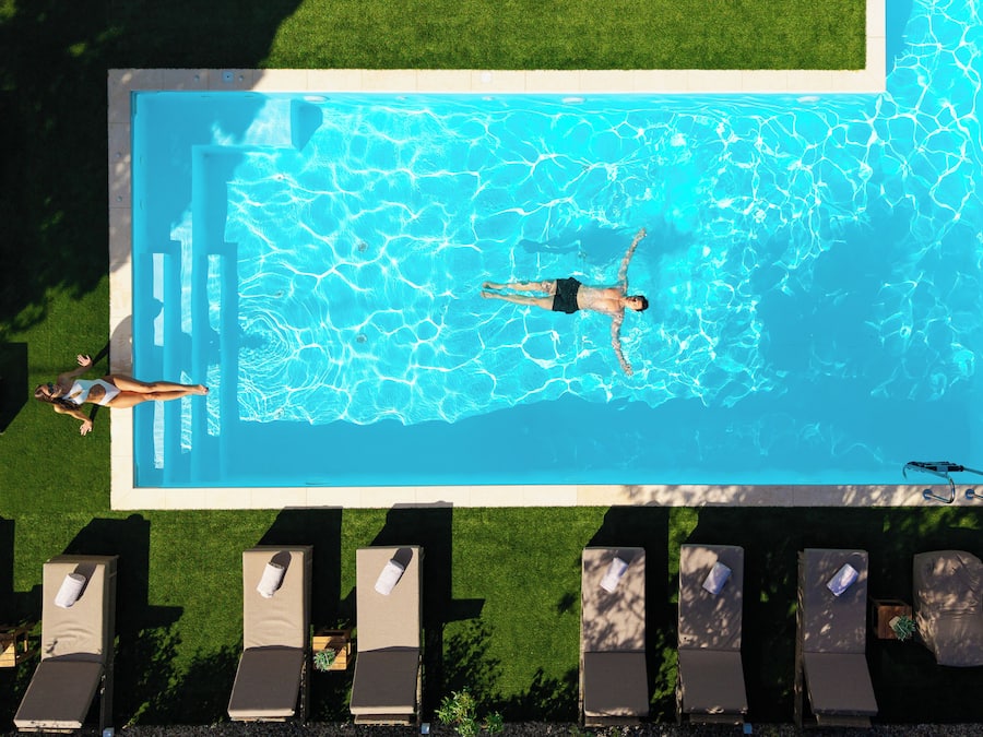 Kolam renang outdoor musiman, dengan payung kolam renang