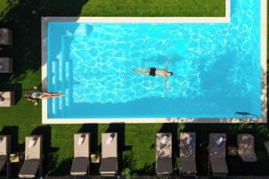 Sæsonbestemt udendørs pool, parasoller, liggestole