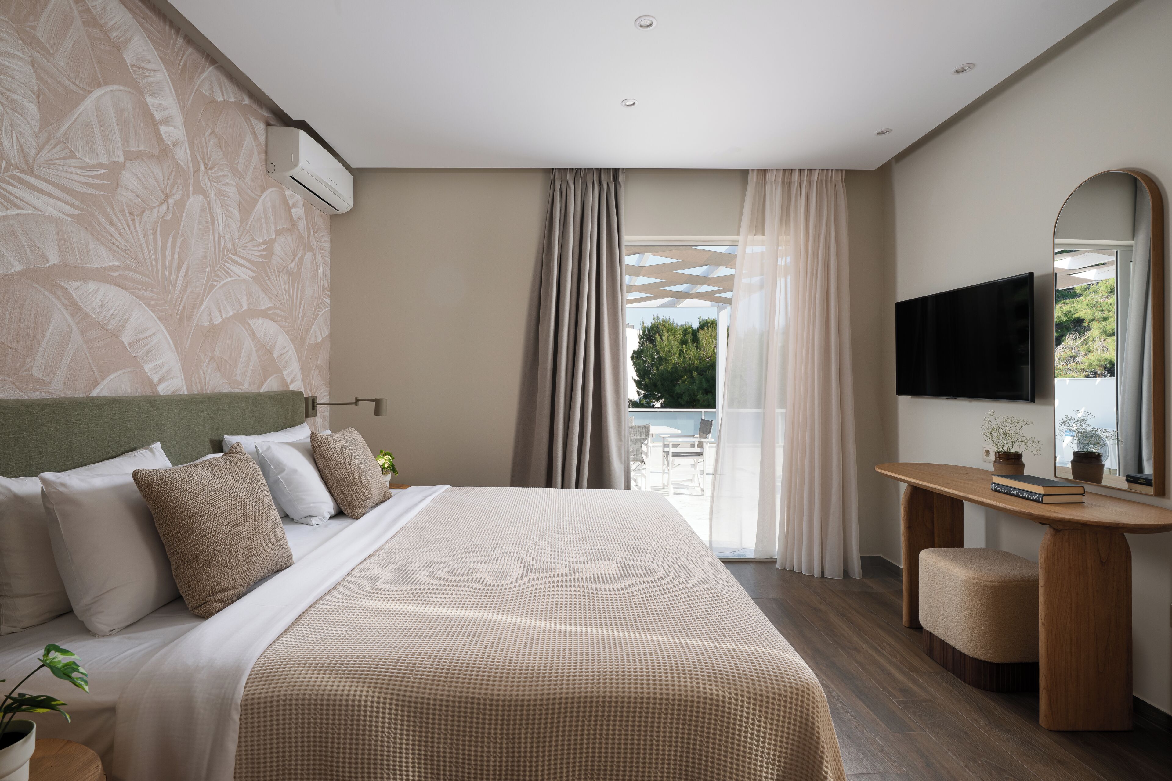 Penthouse Comfort Suite with Hot Tub | 迷你吧、客房内保险箱、办公桌、笔记本电脑工作区