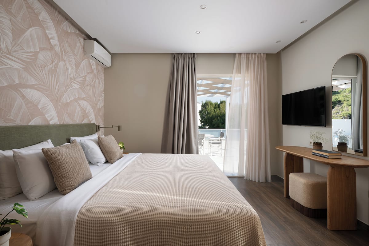 Penthouse Comfort Suite with Hot Tub | 迷你吧、客房內保險箱、書桌、筆電工作空間