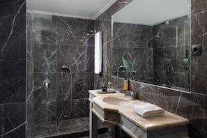 Triple Room | Bathroom | Shower, free toiletries, hair dryer, bathrobes