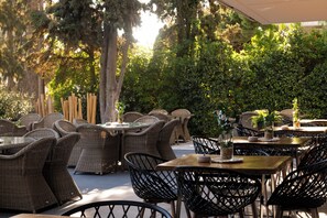 Outdoor dining - Athenian Riviera Hotel & Suites (Vari-Voula-Vouliagmeni)