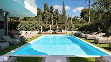 Piscina stagionale all'aperto, ombrelloni da piscina, lettini