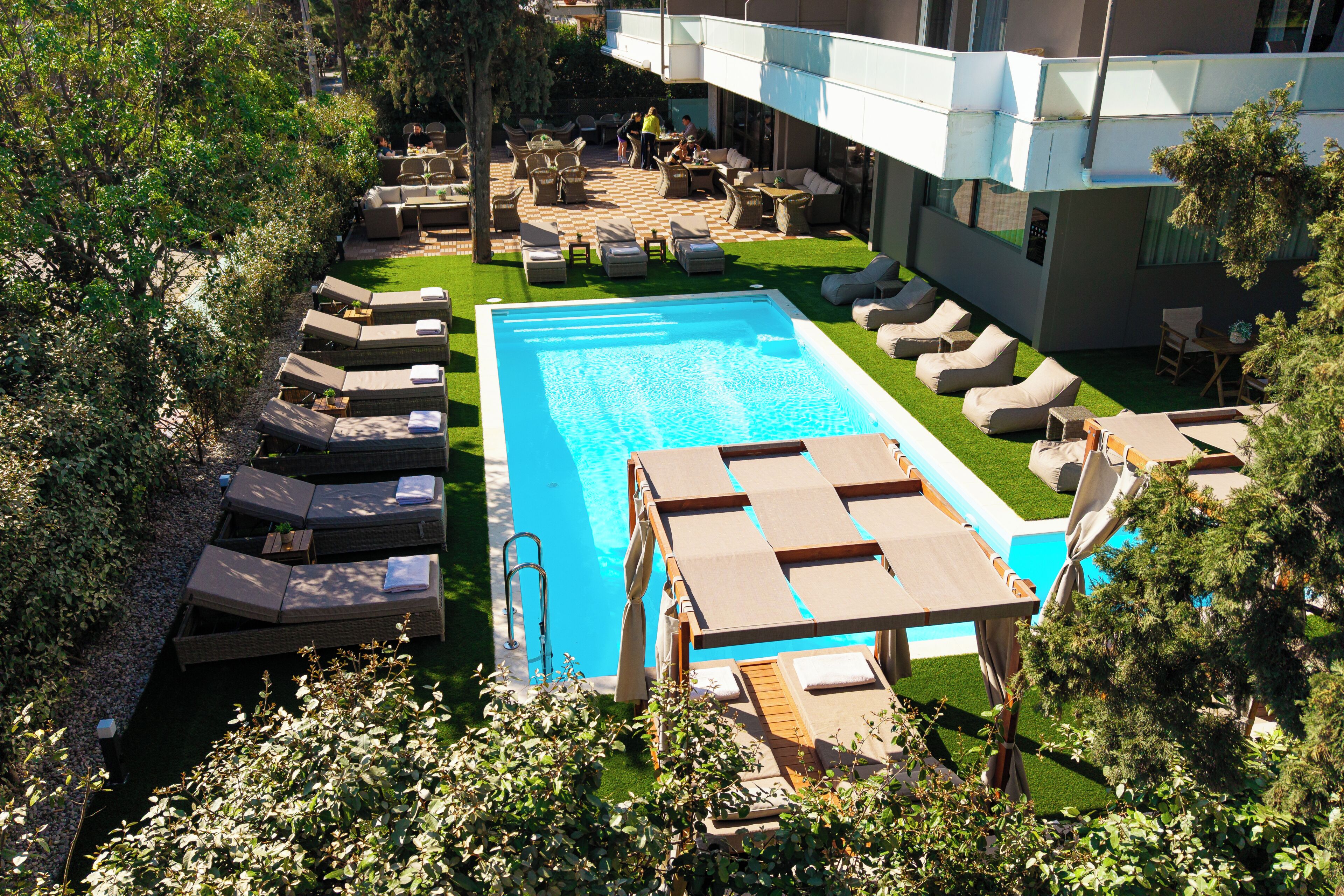 Piscina externa sazonal, guarda-sóis, espreguiçadeiras