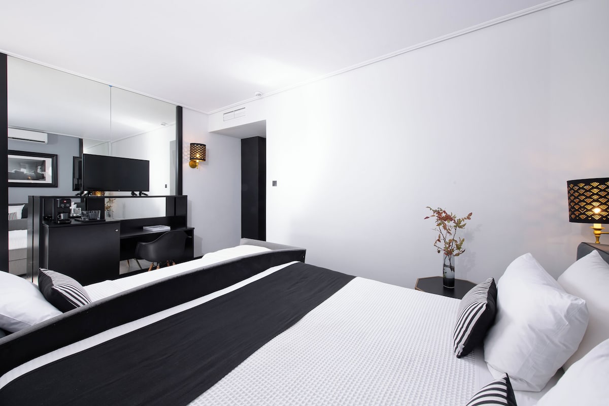 Triple Room | Minibar, in-room safe, desk, soundproofing