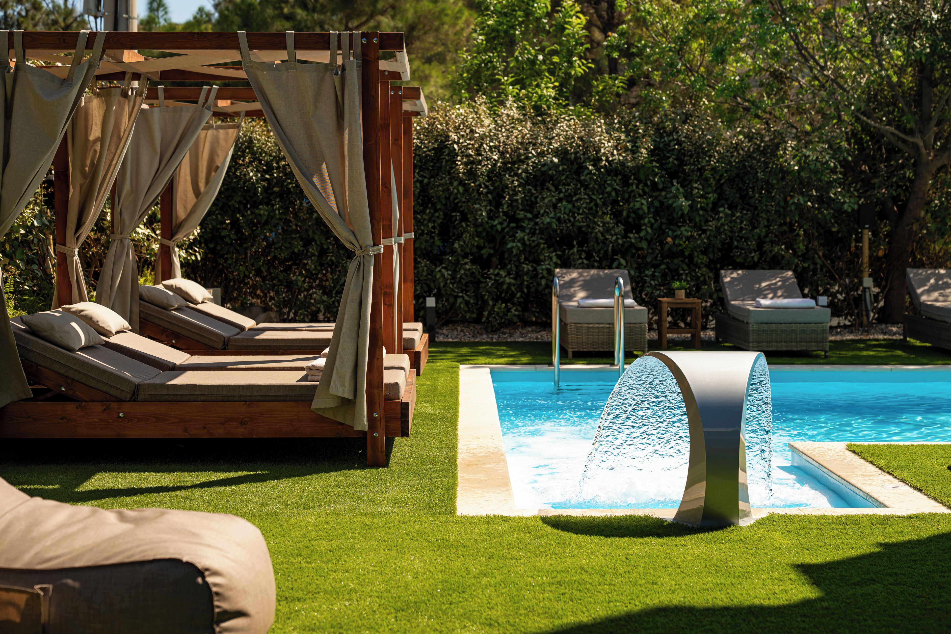 Una piscina al aire libre de temporada, sombrillas