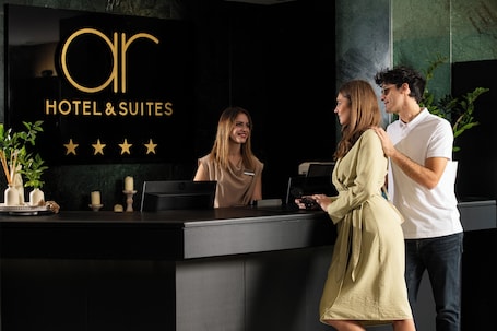 Entrada interior. Athenian Riviera Hotel & Suites